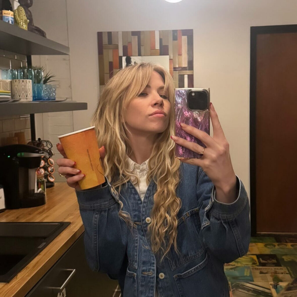 Celeb – Carly Rae Jepsen – Nude