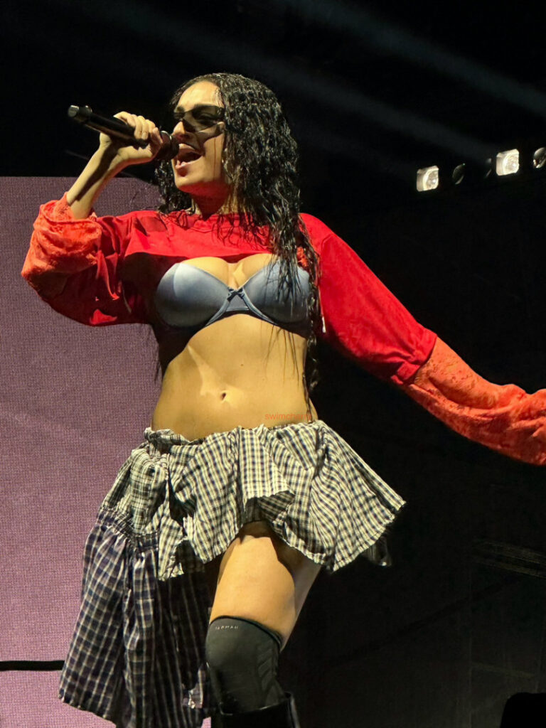 Celeb – Charli XCX – Nude