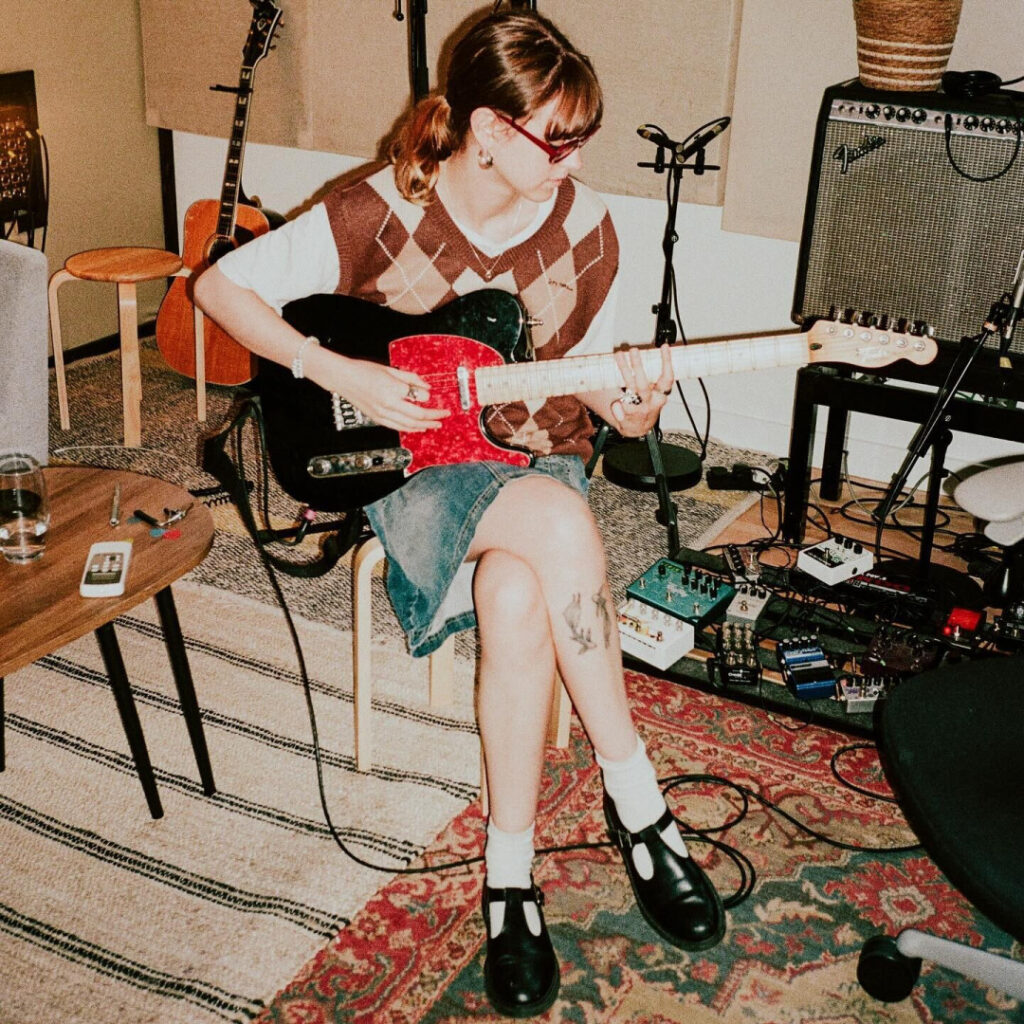 Celeb – Instagram – Chloe Slater – Indie Musician – Nude