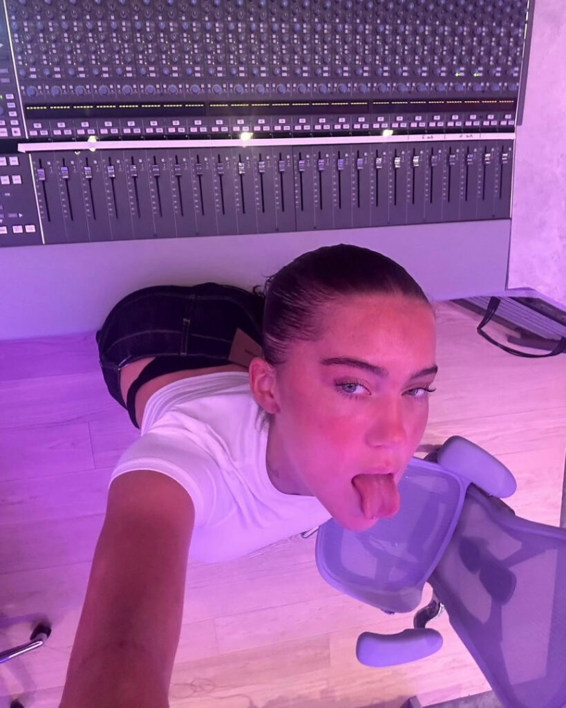 Instagram – Claudia Valentina – Nude