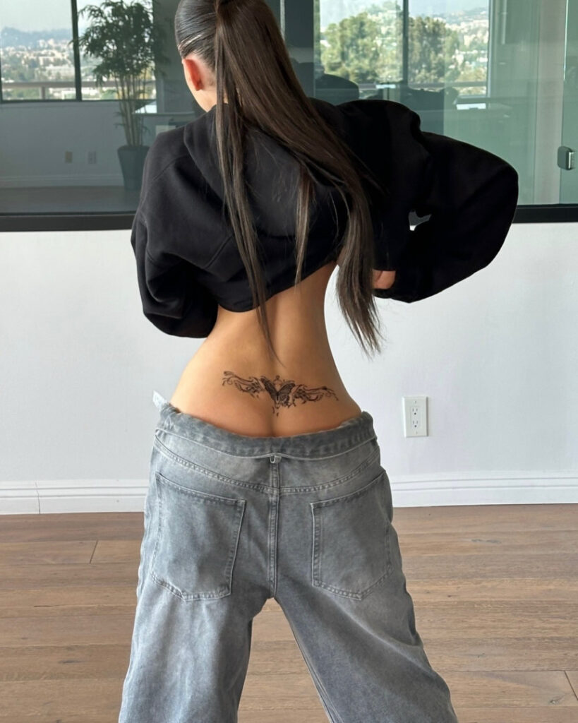 Instagram – Claudia Valentina – Nude