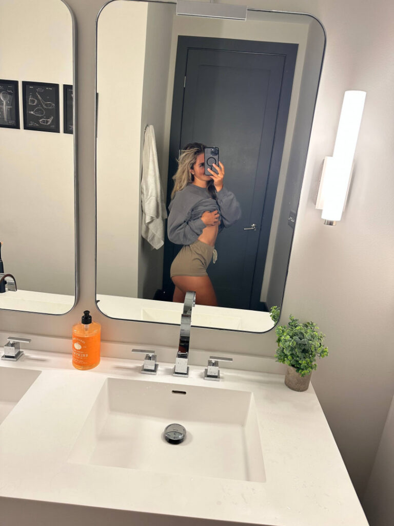 TikTok – Corina_907 | Corinna Layton – Nude