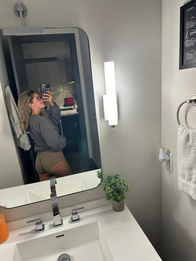 TikTok – Corina_907 | Corinna Layton – Nude