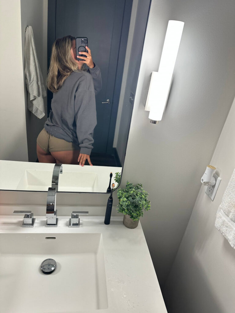 TikTok – Corina_907 | Corinna Layton – Nude