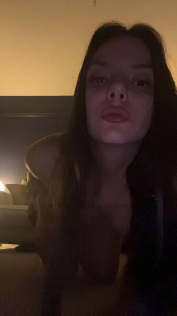 Celeb – Teen – Dafne Keen – Nude