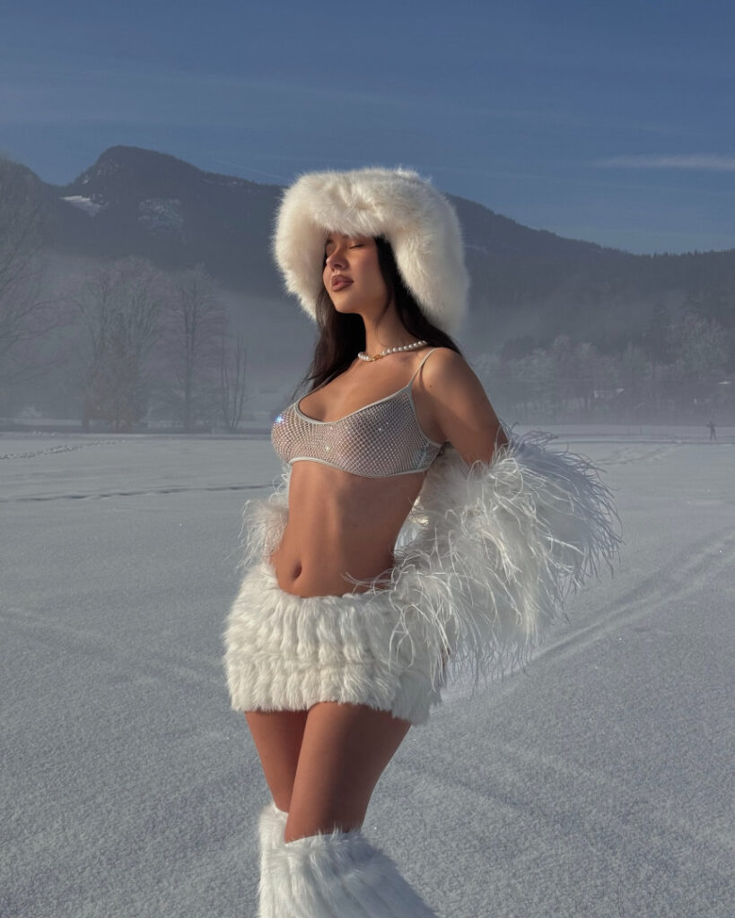 Instagram – Doina Barbaneagra – Nude