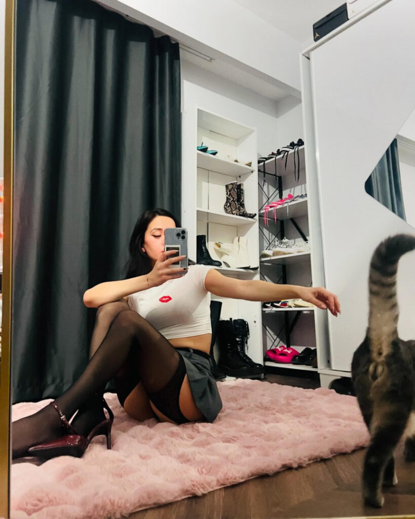 Instagram – Ebrukzlyr – Nude