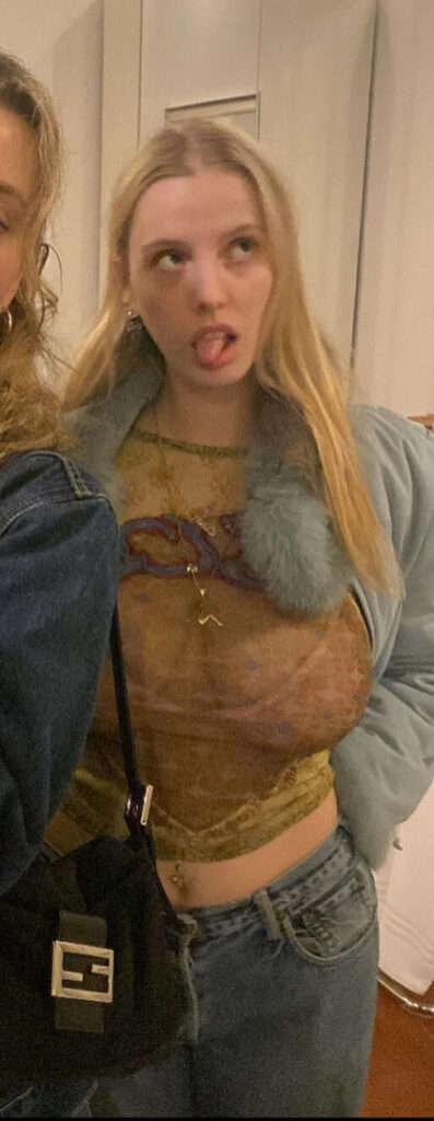 Instagram – Eliza Goldsmith – Nude