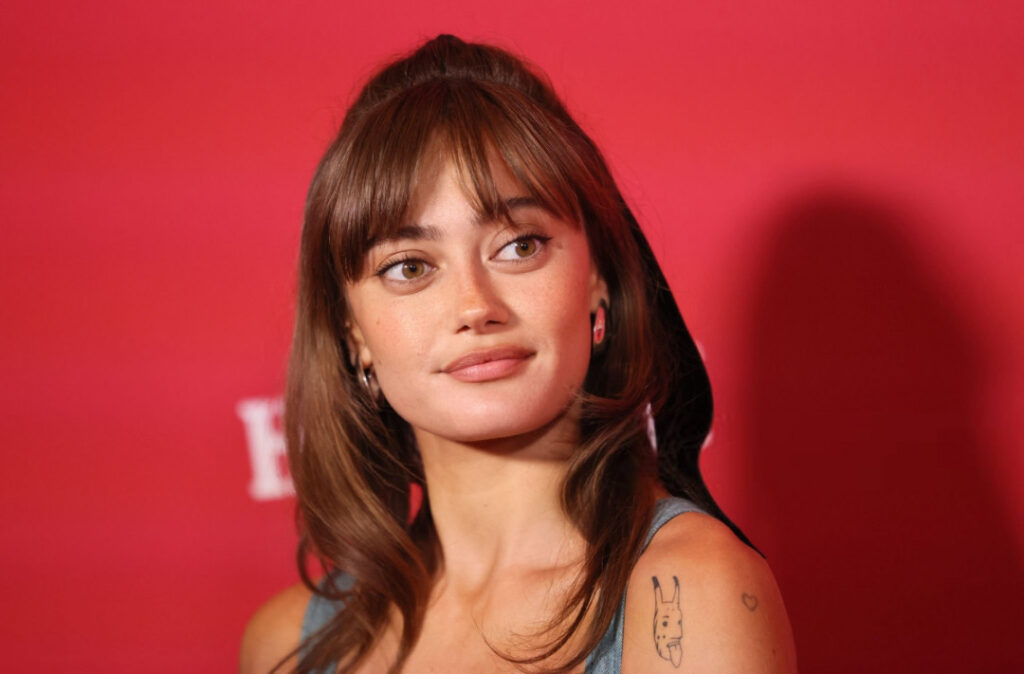 Celeb – Ella Purnell – Nude