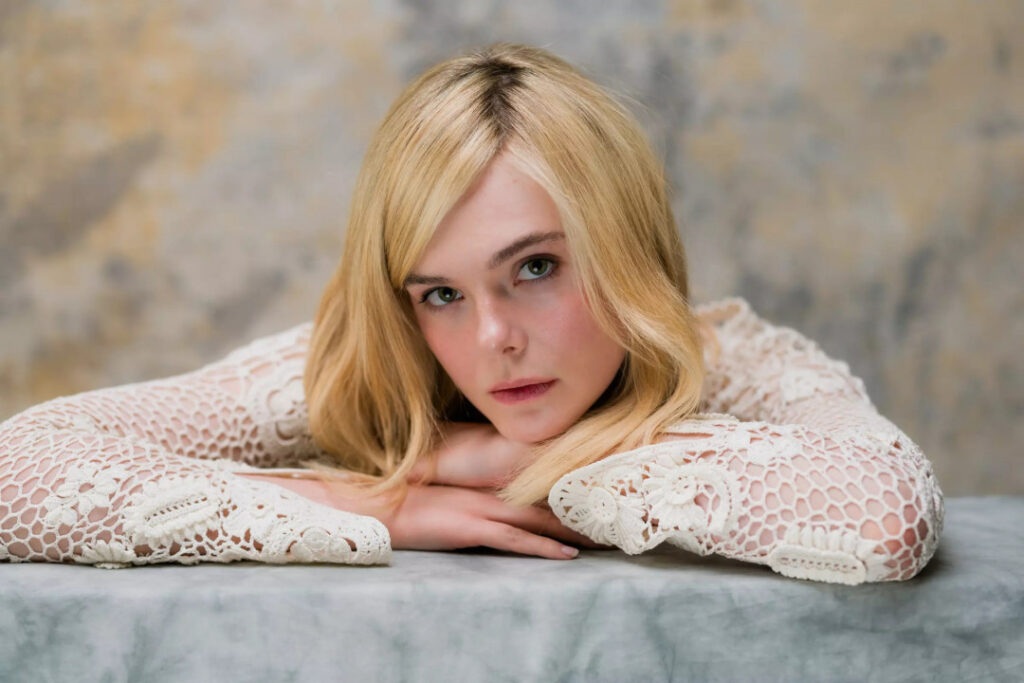 Celeb – Elle Fanning – Nude