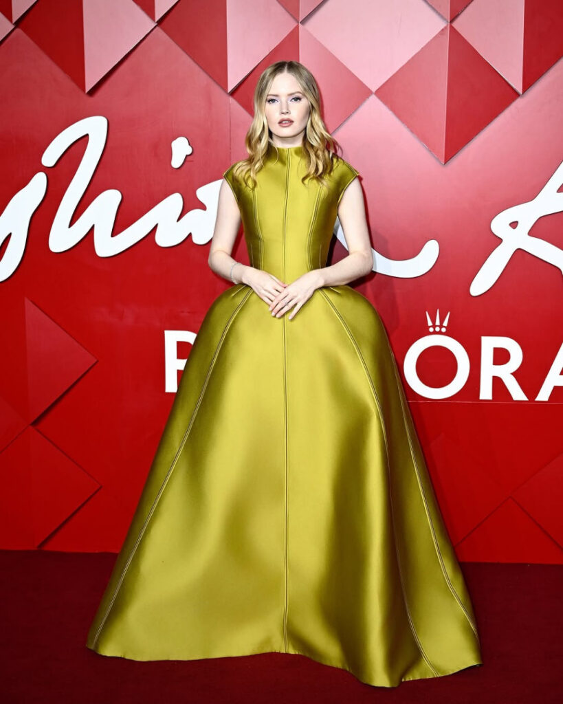 Celeb – Ellie Bamber – Nude