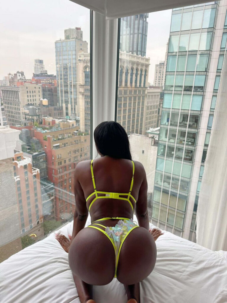 Instagram – T H I C C – Ebony – Ellie The Empress – Nude