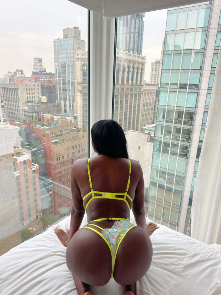 Instagram – T H I C C – Ebony – Ellie The Empress – Nude