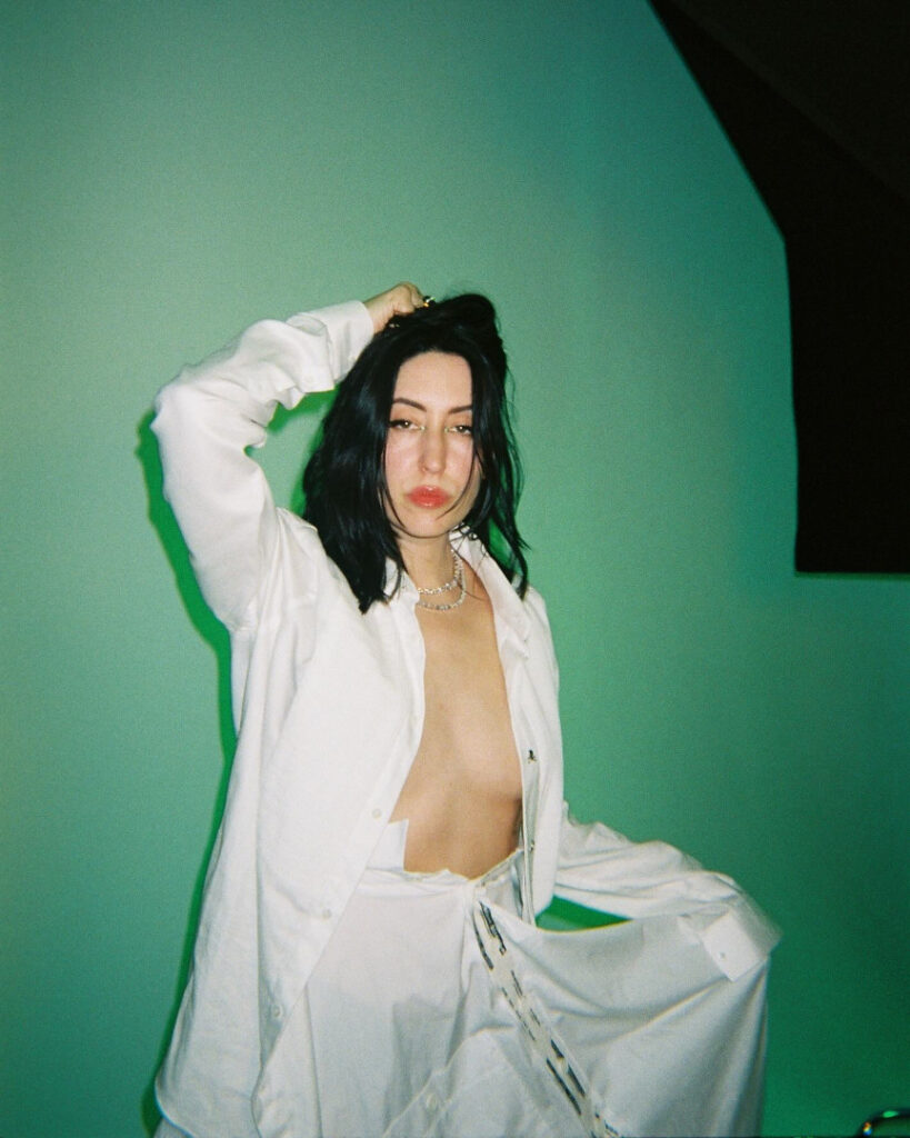 Celeb – ELOHIM – Nude