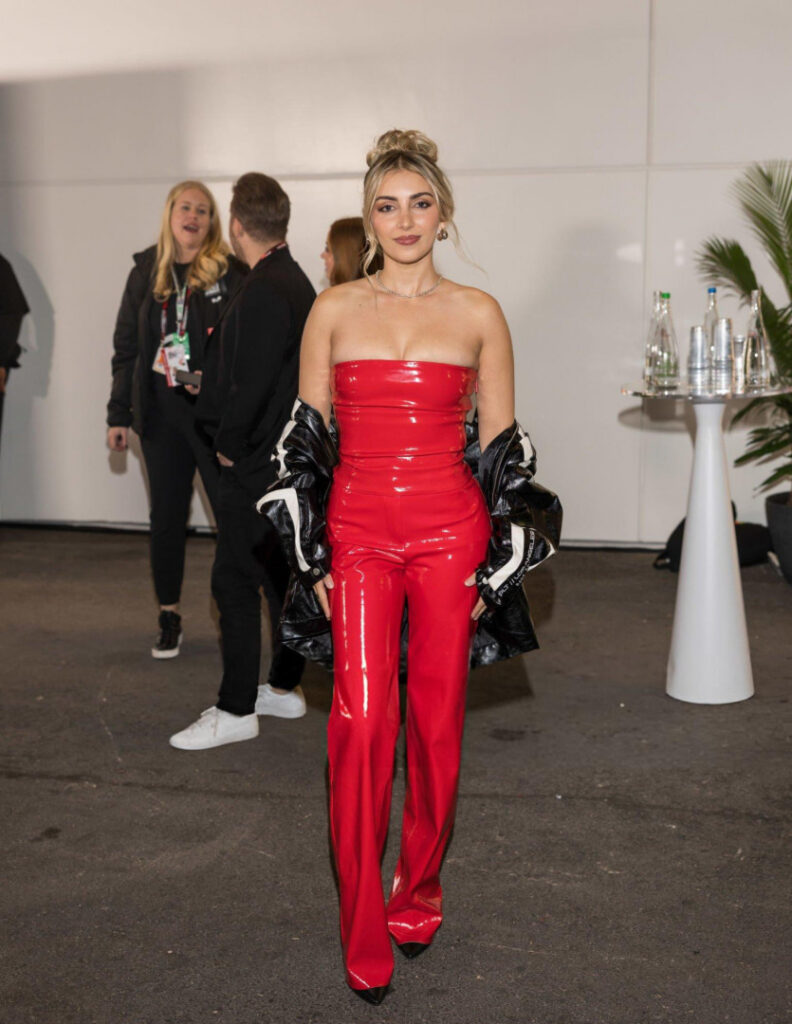 Youtube – Emelia Hartford – Nude