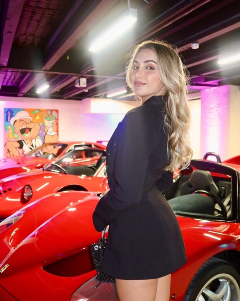 Youtube – Emelia Hartford – Nude