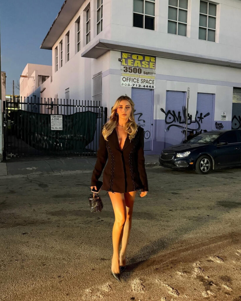 Youtube – Emelia Hartford – Nude