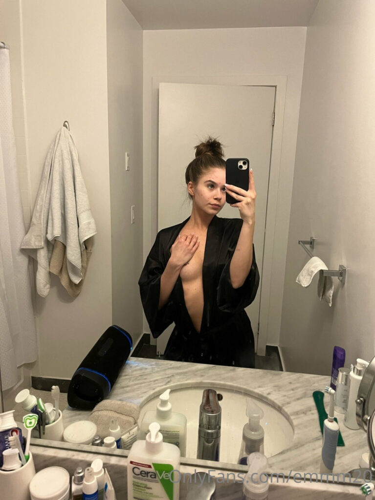 OnlyFans – Petite – Emily Levy / Emmm20 / Emmm21 – Nude