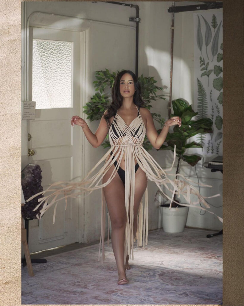 Celeb – Latina – Emily Tosta – Nude