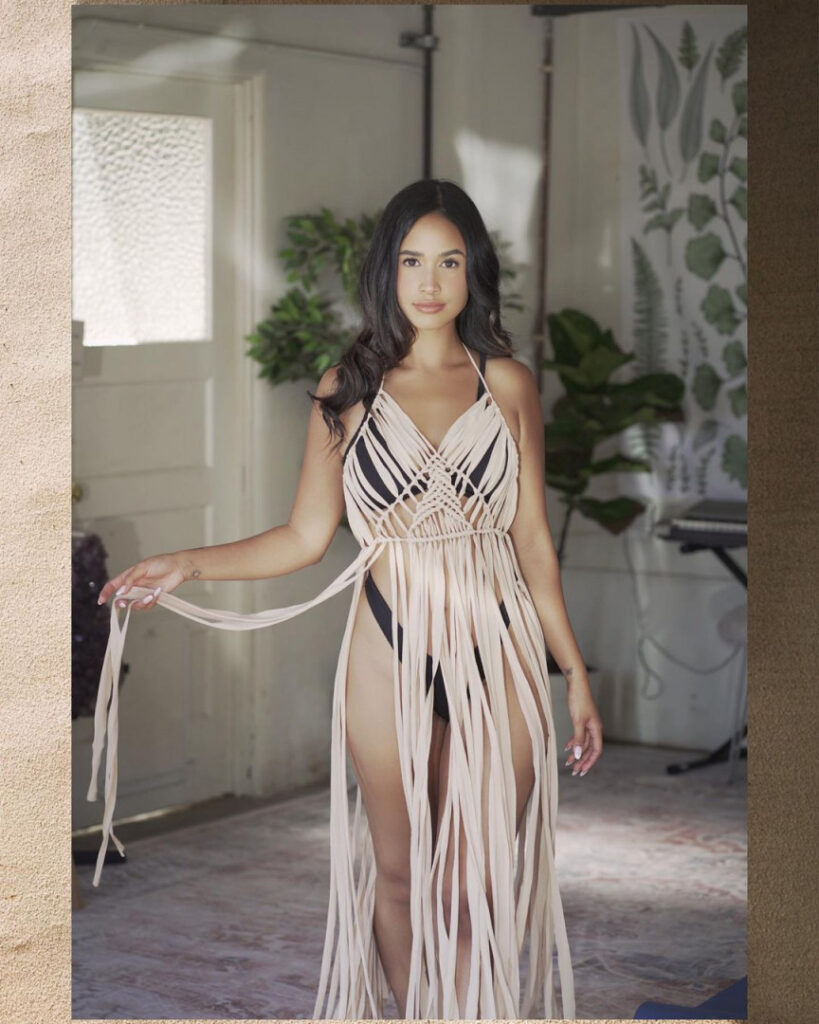 Celeb – Latina – Emily Tosta – Nude