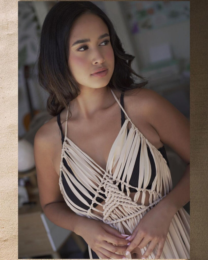 Celeb – Latina – Emily Tosta – Nude