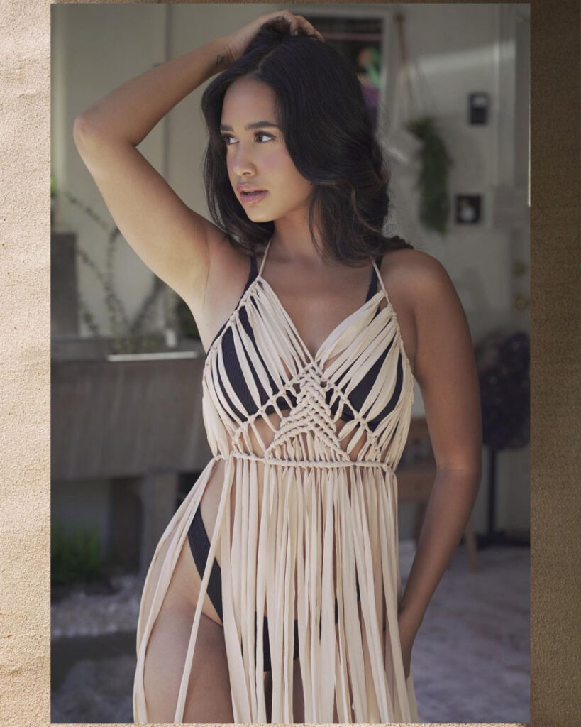 Celeb – Latina – Emily Tosta – Nude