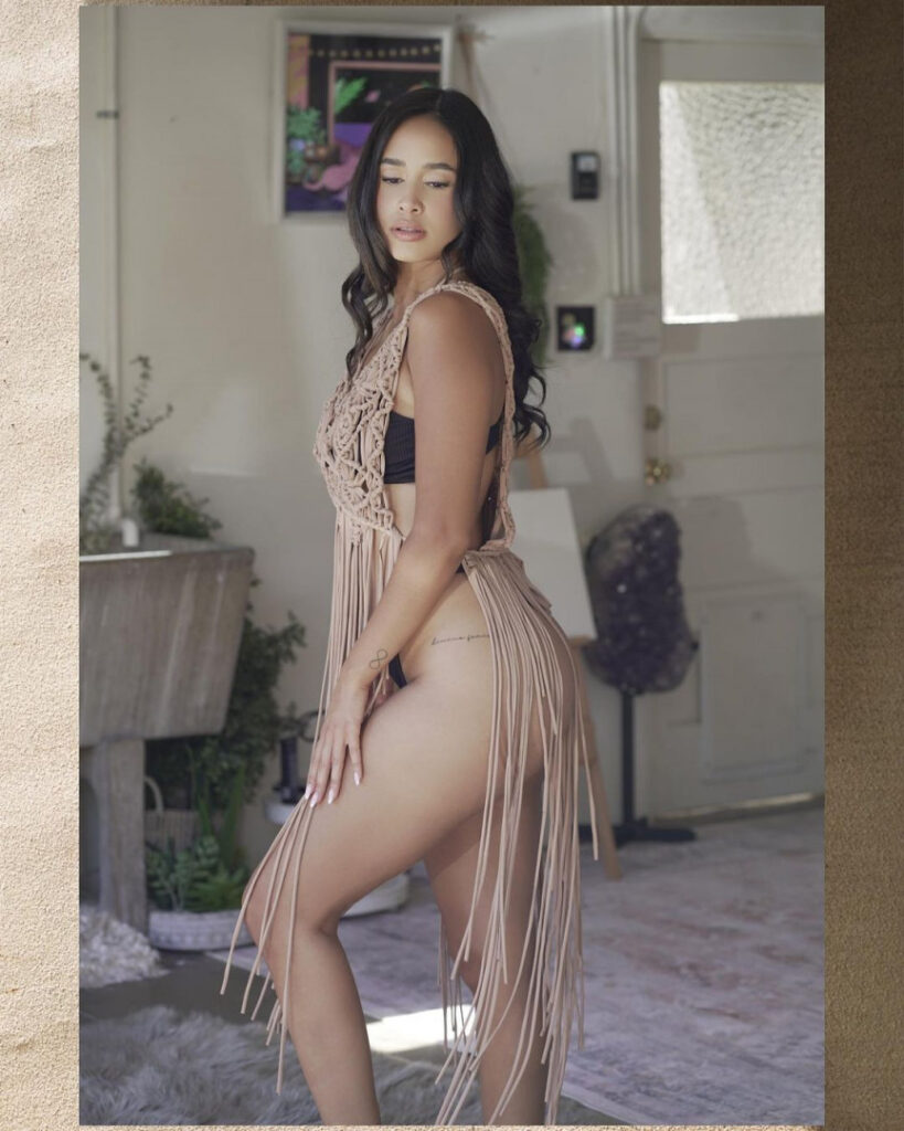 Celeb – Latina – Emily Tosta – Nude