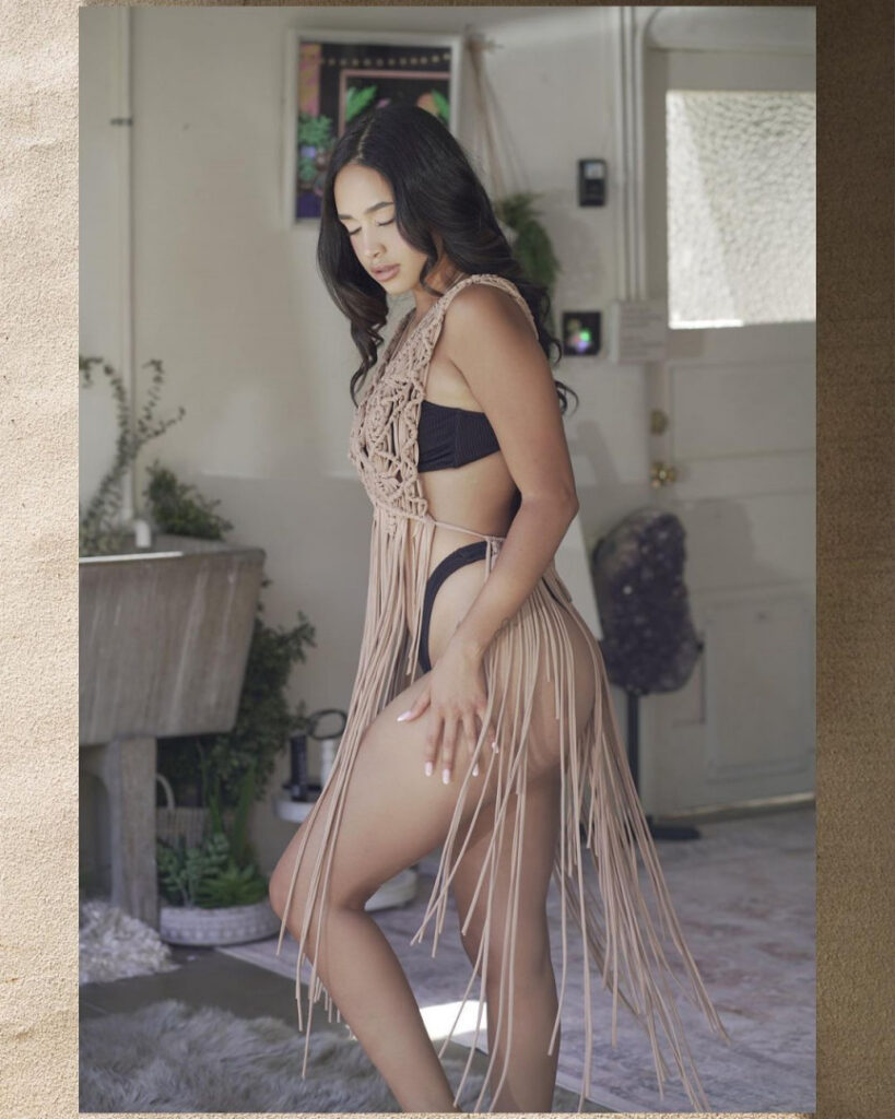 Celeb – Latina – Emily Tosta – Nude