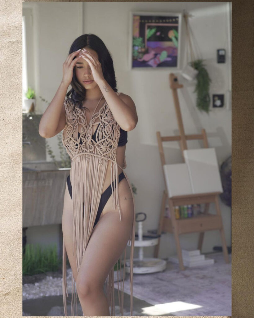 Celeb – Latina – Emily Tosta – Nude