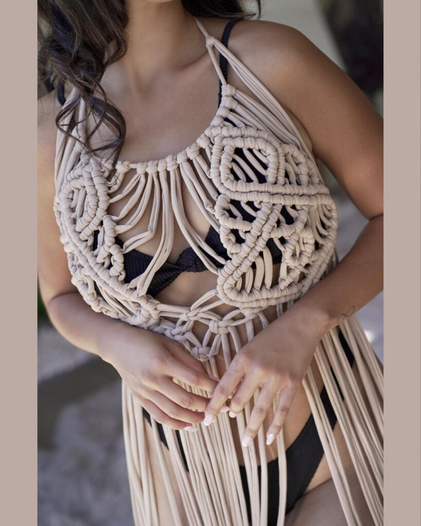 Celeb – Latina – Emily Tosta – Nude