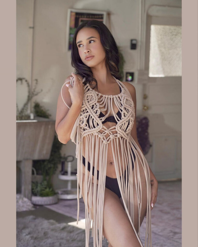 Celeb – Latina – Emily Tosta – Nude