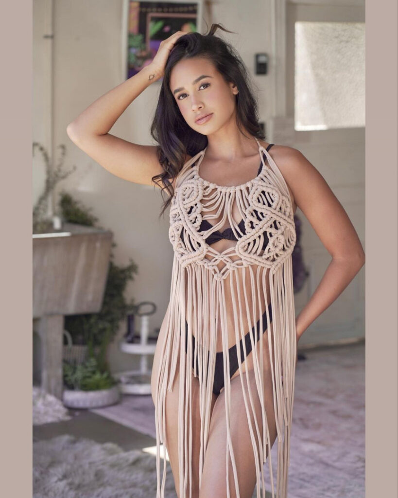 Celeb – Latina – Emily Tosta – Nude