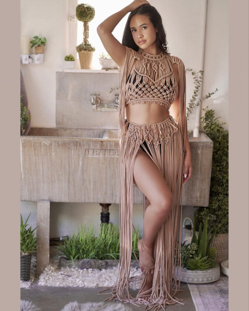 Celeb – Latina – Emily Tosta – Nude