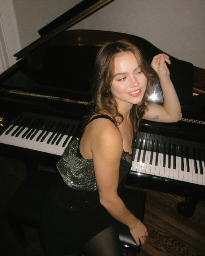 TikTok – Instagram – Emma Brooks – Nude