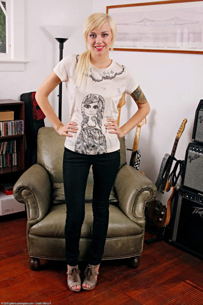 XXX – Emma Mae aka Ashley Barr / Emma Monday / Emma Ray – Nude