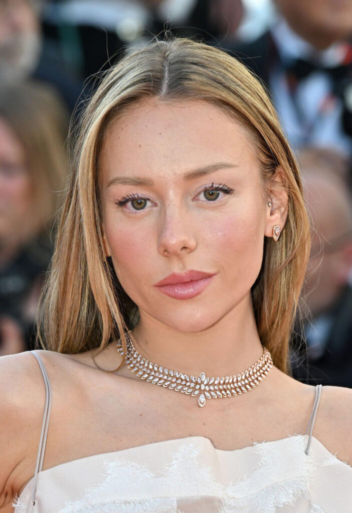 Celeb – Ester Exposito – Nude