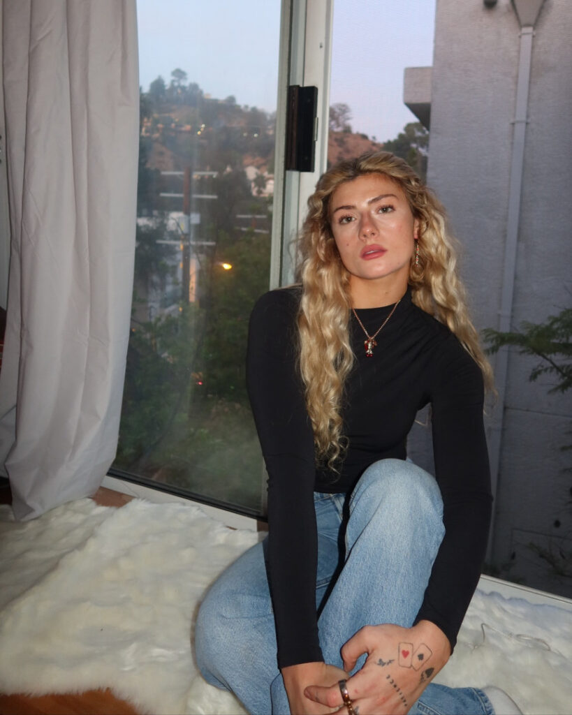 Instagram – Faith Ordway – Nude