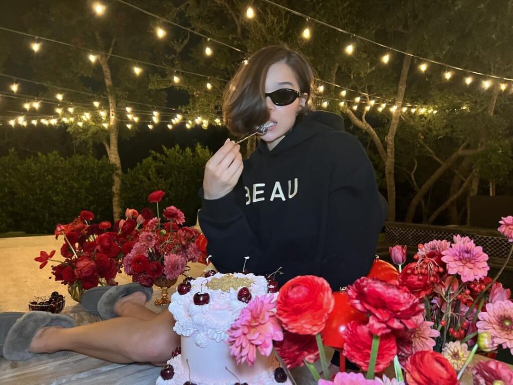 Celeb – Hailee Steinfeld – Nude