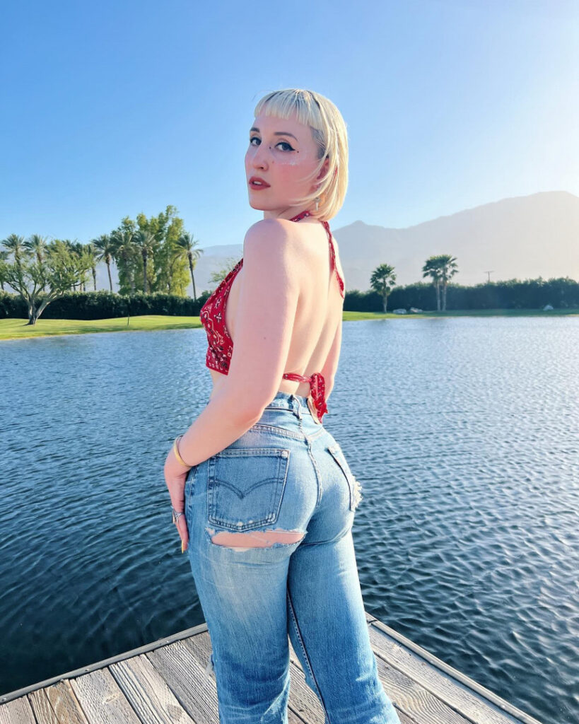 Celeb – T H I C C – Harley Quinn Smith – Nude