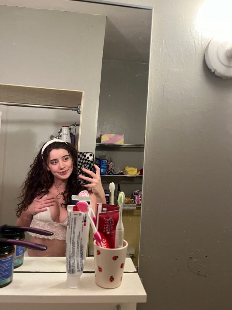 TikTok – Hotblockchain / Emily Cocea / cryptobaddie1 – Nude