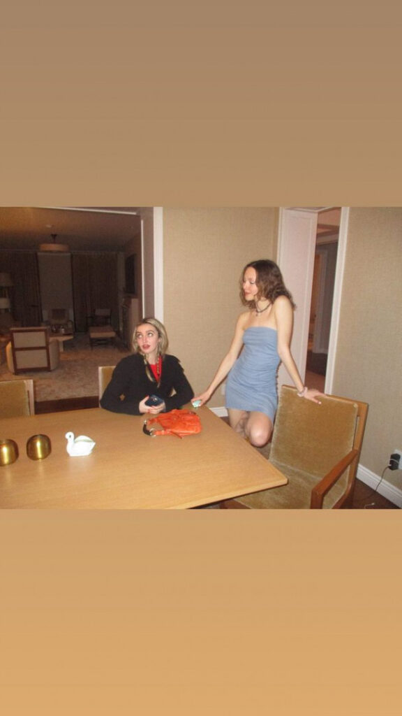 Celeb – Iris Apatow – Nude