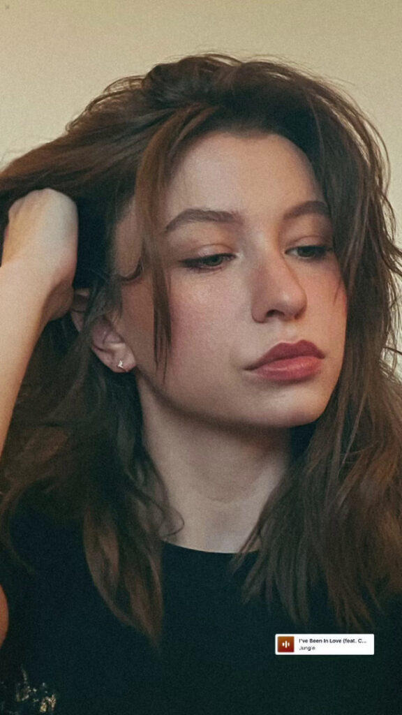 Celeb – Katelyn Nacon – Nude