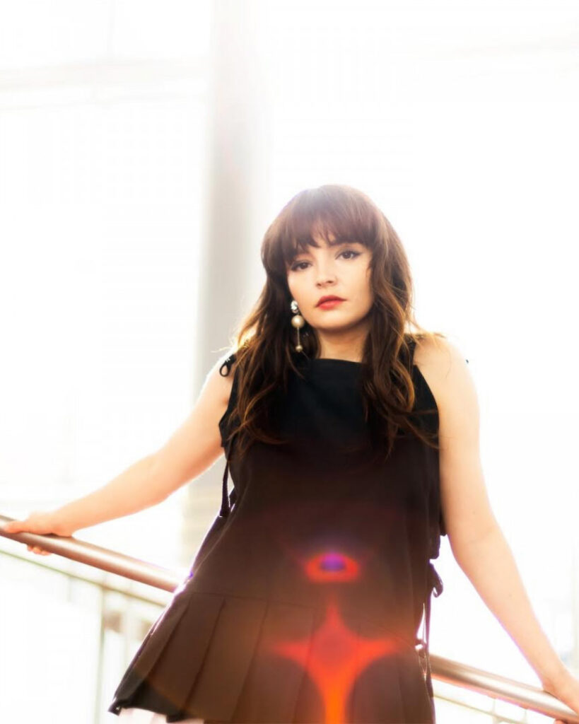 Celeb – Petite – Lauren Mayberry (Singer) – Nude