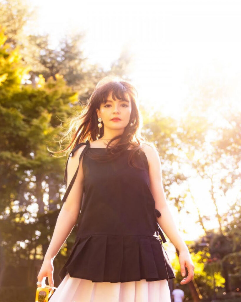 Celeb – Petite – Lauren Mayberry (Singer) – Nude