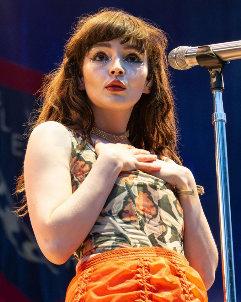 Celeb – Petite – Lauren Mayberry (Singer) – Nude