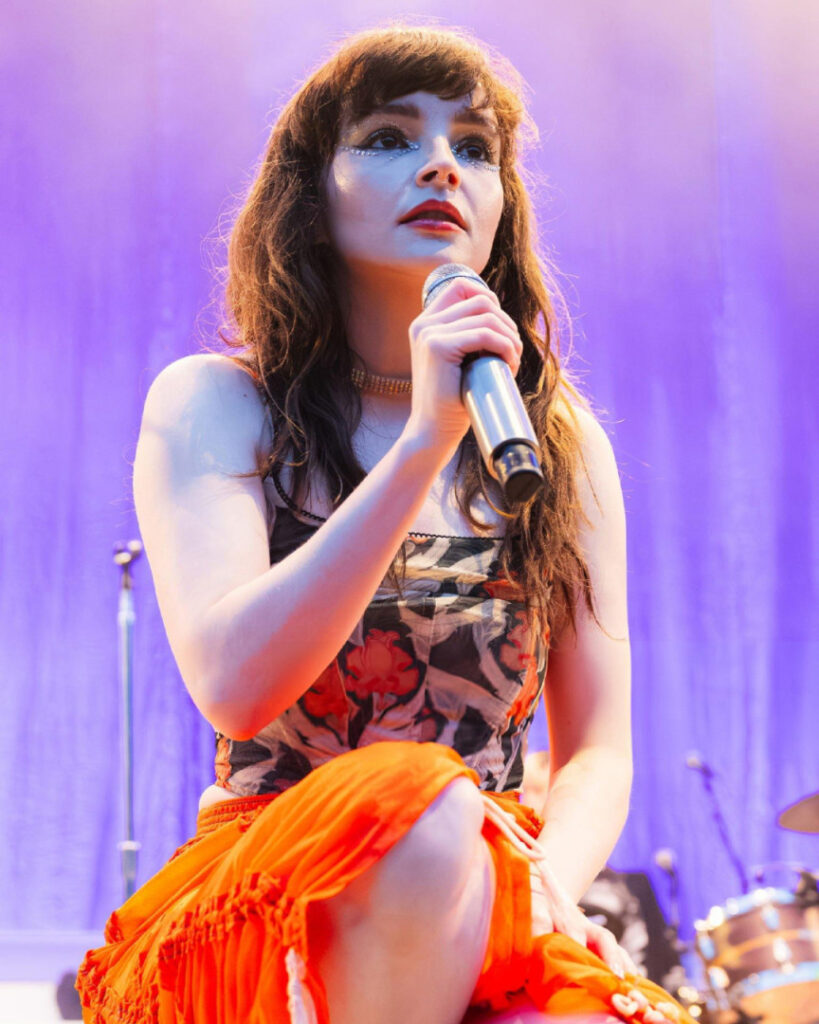 Celeb – Petite – Lauren Mayberry (Singer) – Nude