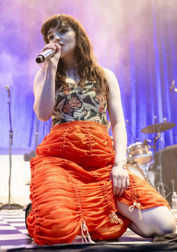 Celeb – Petite – Lauren Mayberry (Singer) – Nude