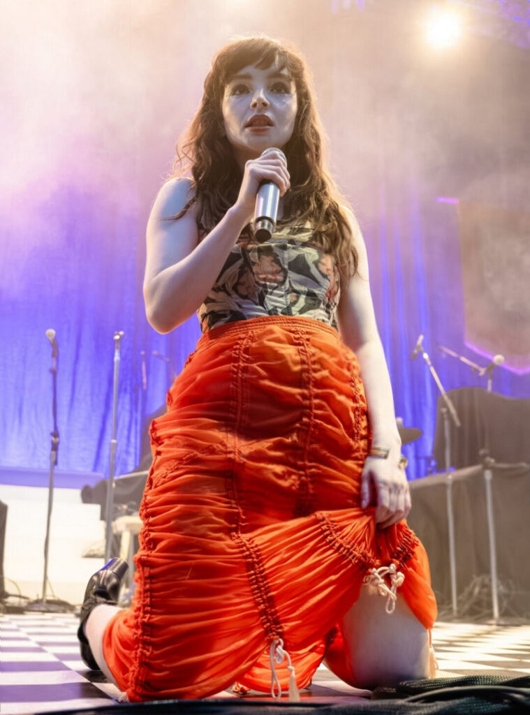 Celeb – Petite – Lauren Mayberry (Singer) – Nude