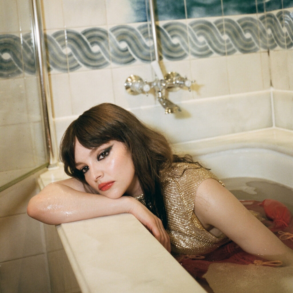 Celeb – Petite – Lauren Mayberry (Singer) – Nude