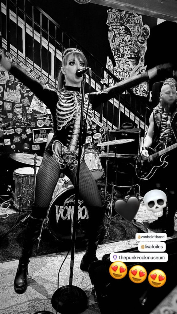 Celeb – Lisa Foiles – Nude